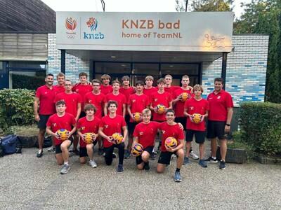 U18 waterpolo jongens team op stage in Zeist